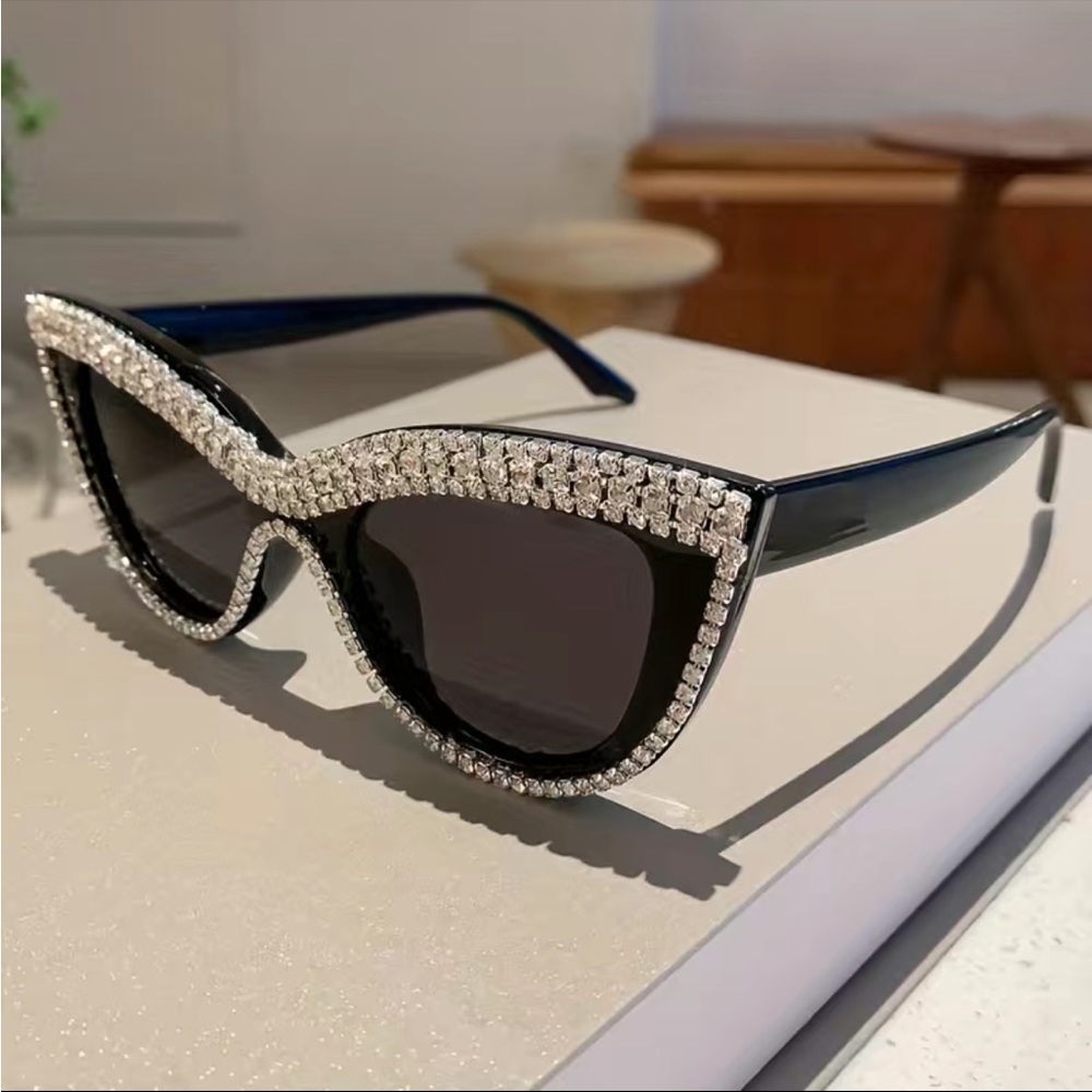 Luxury Cat Eye Fashion Sunglasses w/Sparkling Rhinestones! OS - Picture 2 of 3